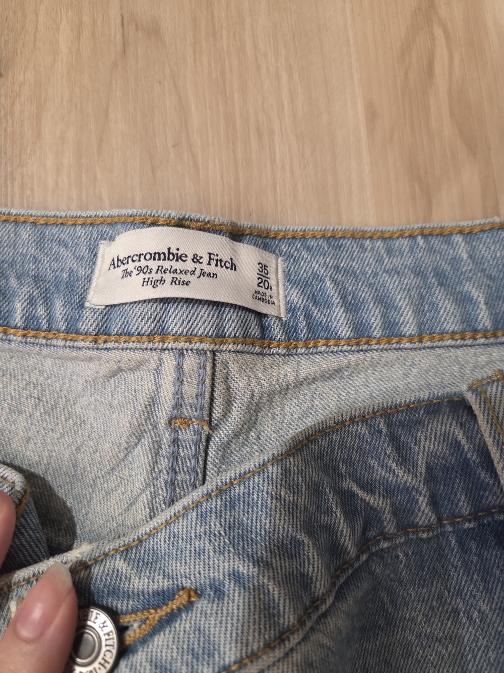 Abercrombie & Fitch Light Blue Relaxed Jeans - Picture 4 of 7
